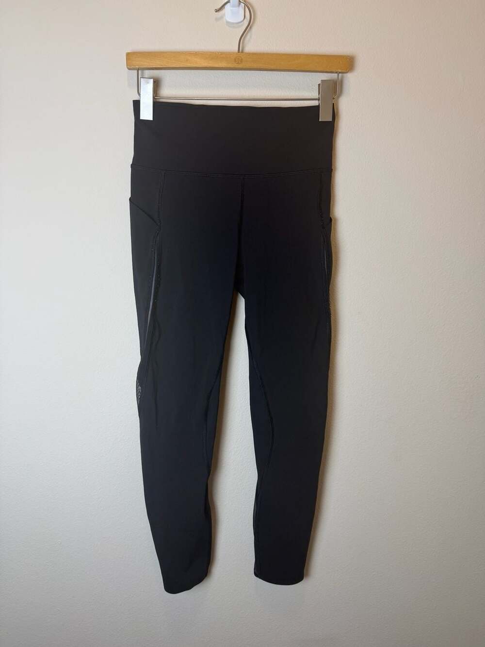 Lululemon Black Activewear Leggings with Pockets and Back Zipper Pocket Size 6